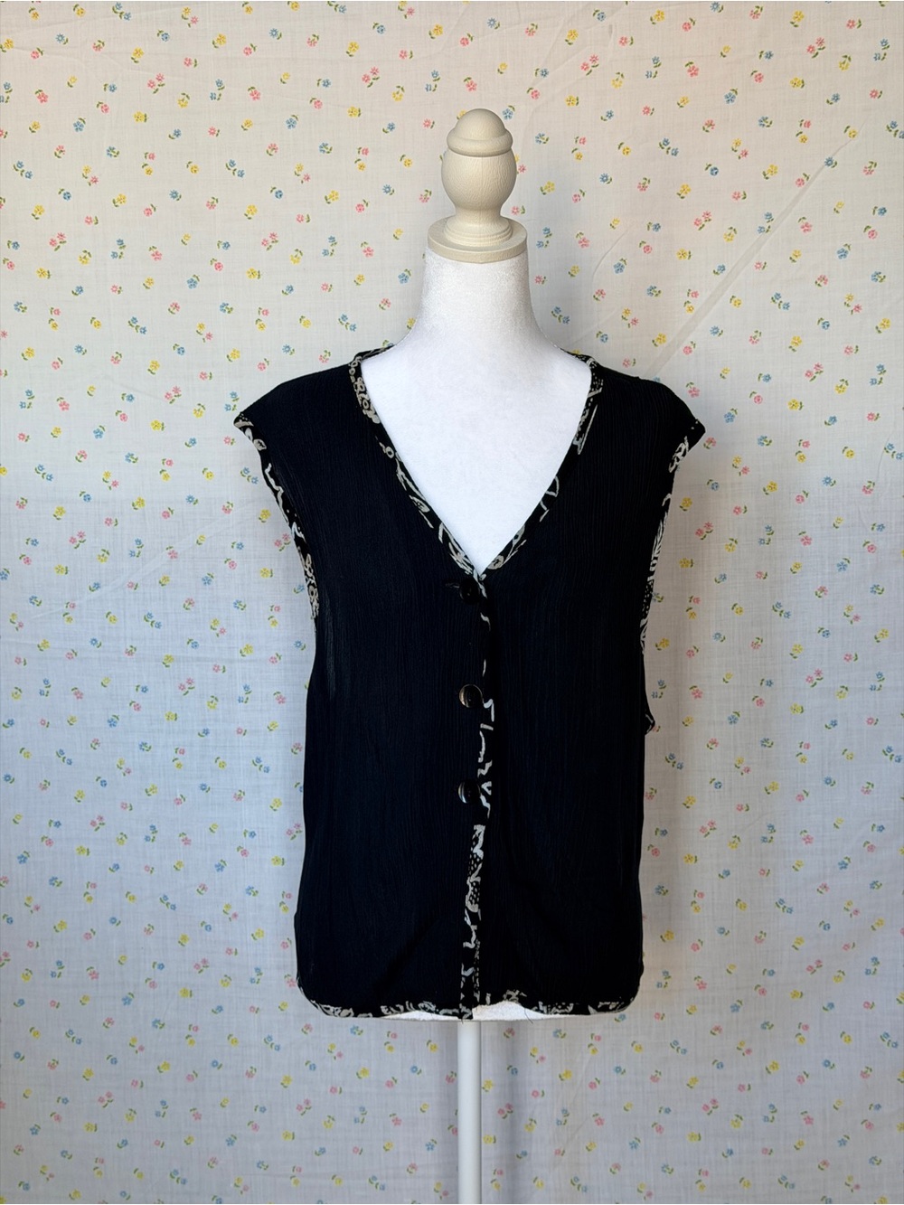 Norton McNaughton Black V-Neck Sleeveless Button Front Top with Contrast Trim